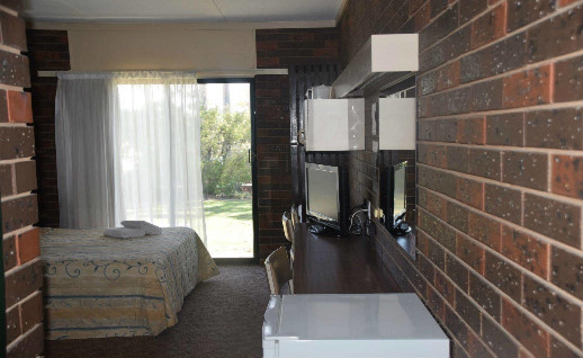 Riviana Motel Deniliquin Exteriör bild